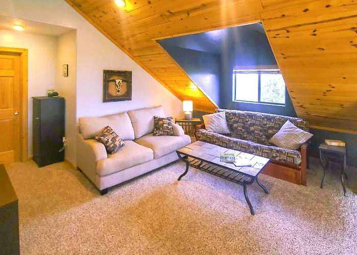 Holiday home Secluded Show Near Hiking Trails!